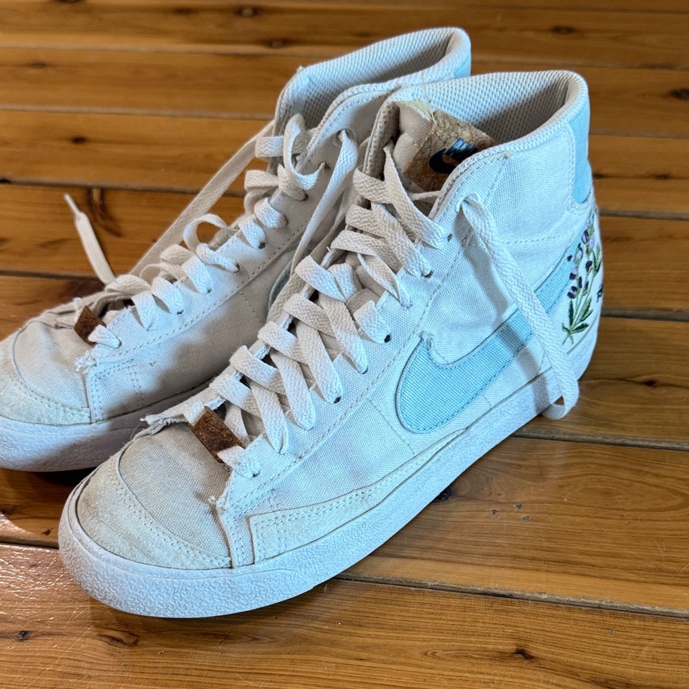 Nike Wmns Blazer Mid 77 SE Indigo -Women's High-Top Sneakers in White and Blue